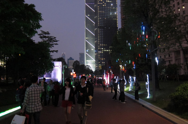 　珠江新城中心是一大片步行區直至天河。